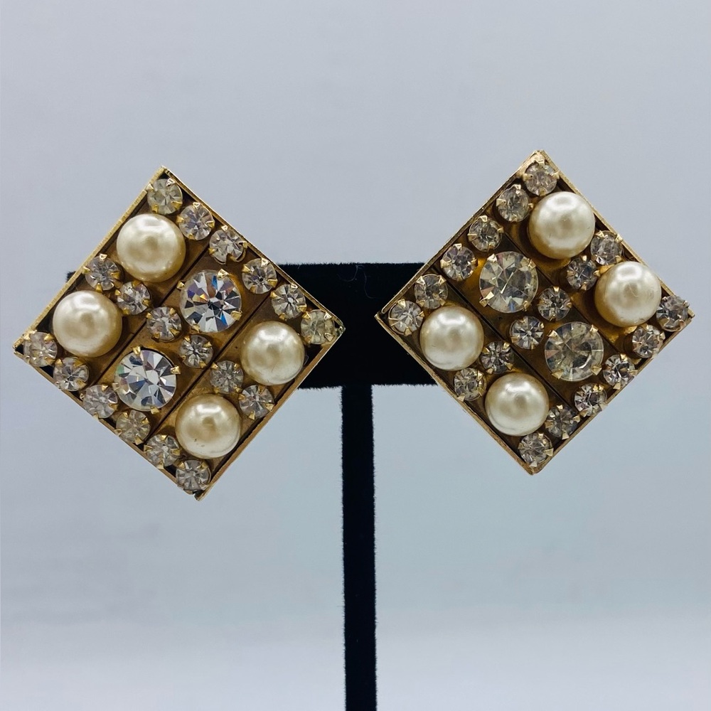 Vintage 80s-90s Square Gold Tone Faux Pearl/Rhinestone Clip On Earrings 1”x1”